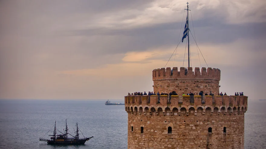 Θεσσαλονίκη: Ξεκίνησαν οι τριήμερες εκδηλώσεις – Έπαρση της σημαίας στον Λευκό Πύργο παρουσία Κ.Σακελλαροπούλου