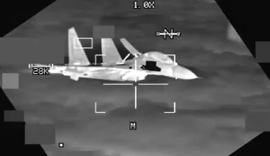 Китайский истребитель едва не столкнулся с американским бомбардировщиком B-52 в Китайском море