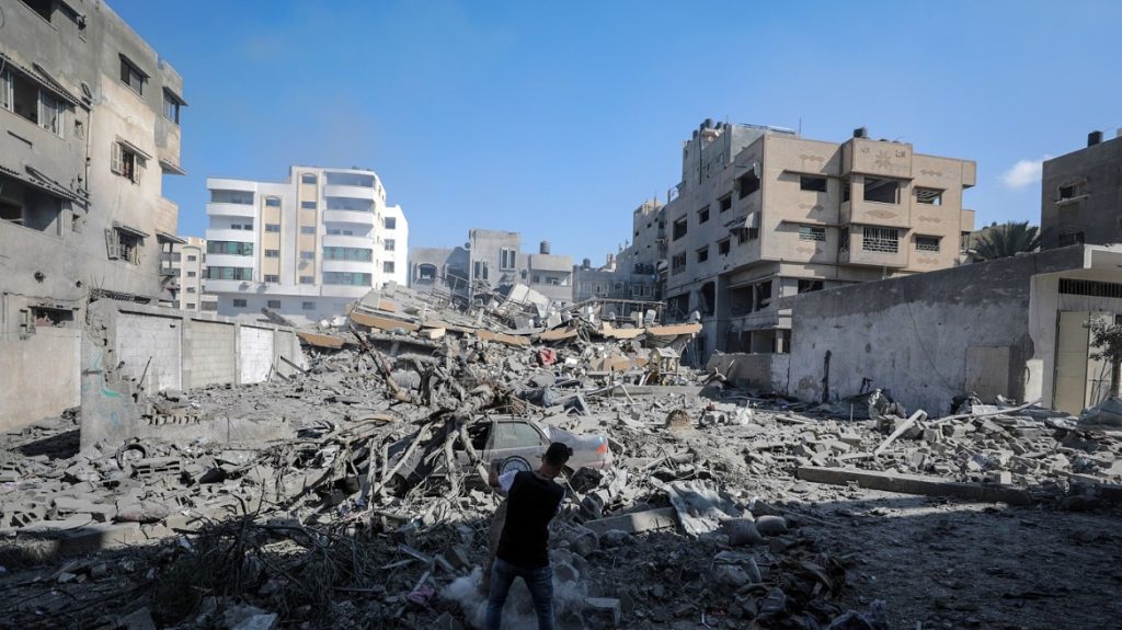 Δέκα φορτηγά που μεταφέρουν ανθρωπιστική βοήθεια πέρασαν στη Γάζα – «Χρειάζεται περισσότερη» λέει ο Τ.Κίρμπι
