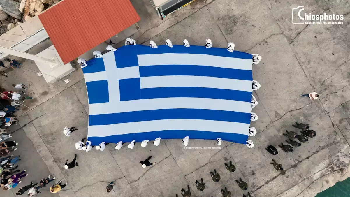 Χίος: Υψώθηκε μία τεράστια ελληνική σημαία στο λιμάνι του νησιού για την 28η Οκτωβρίου