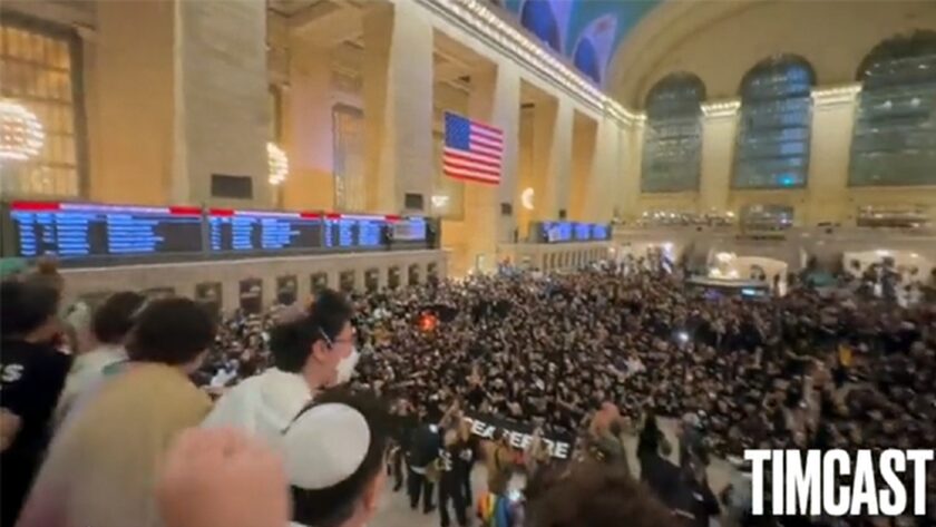 Ο τερματικός σταθμός της Νέας Υόρκης αποκλείστηκε για δύο ώρες από διαδηλωτές – Τουλάχιστον 300 συλλήψεις