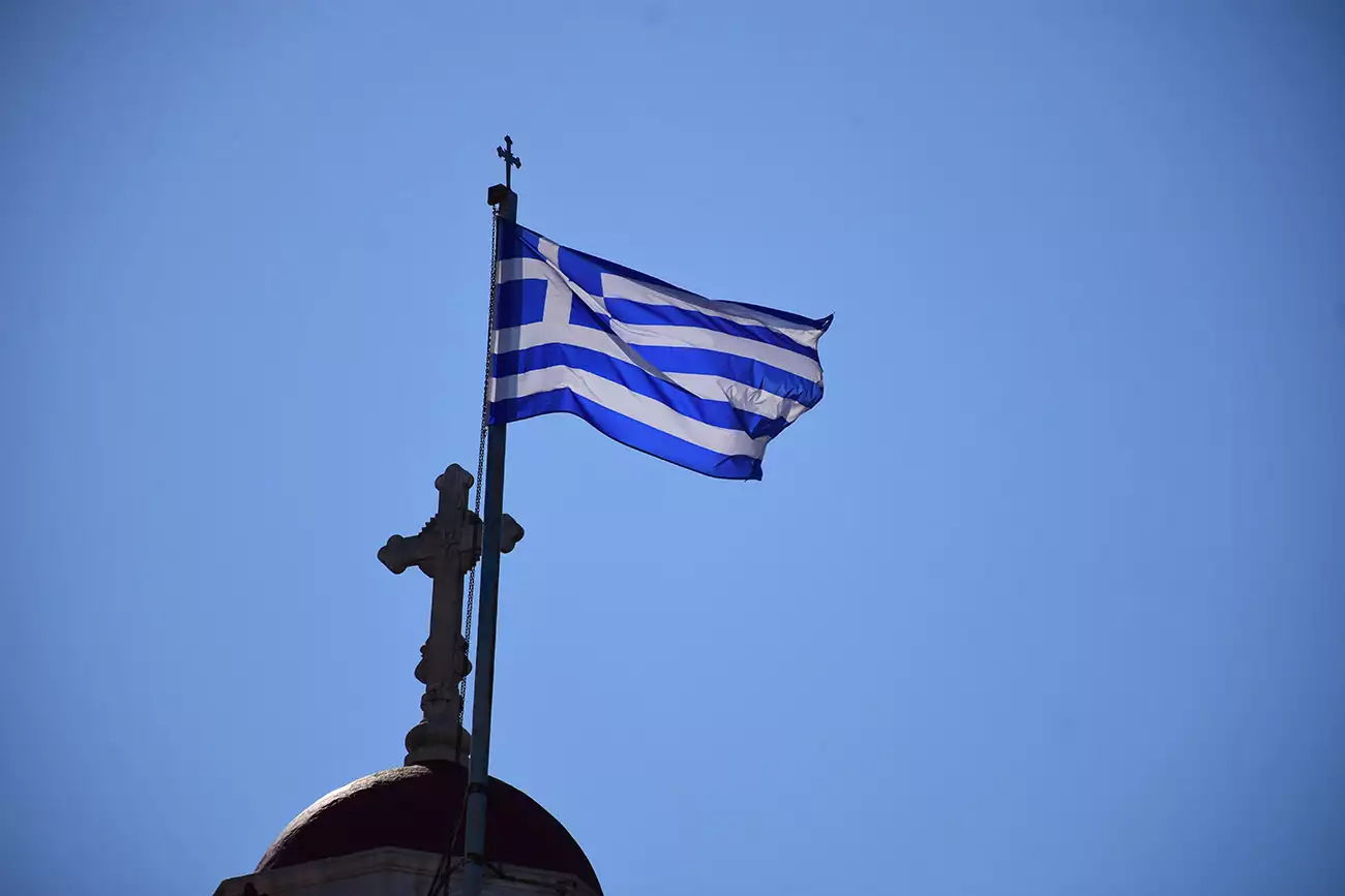 Ελληνική σημαία: To επίσημο εθνικό σύμβολο σήμερα – Η ιστορία και οι κανόνες της