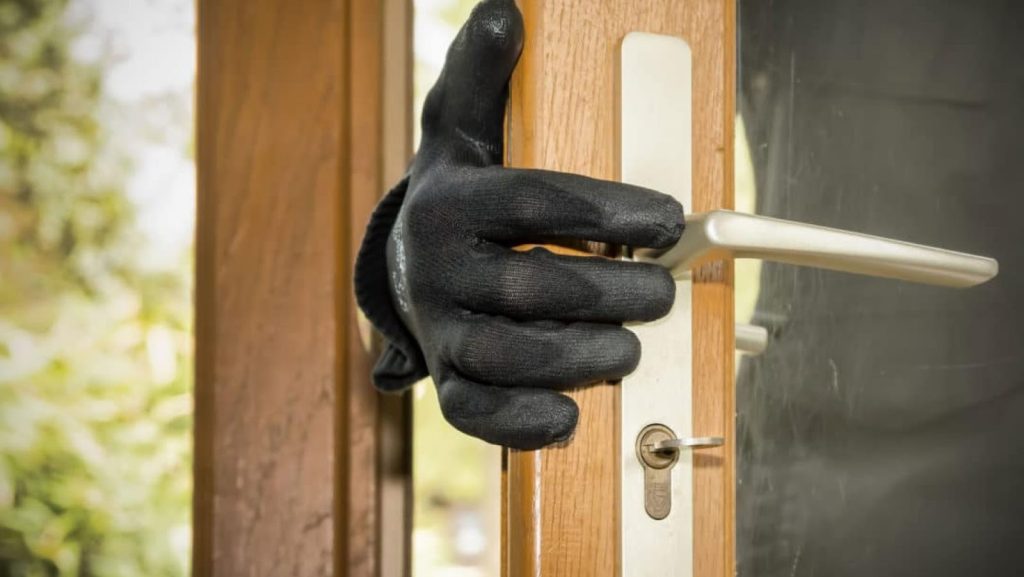 Βόλος: Την έκλεψαν ενώ έβλεπε τηλεόραση στο διπλανό δωμάτιο