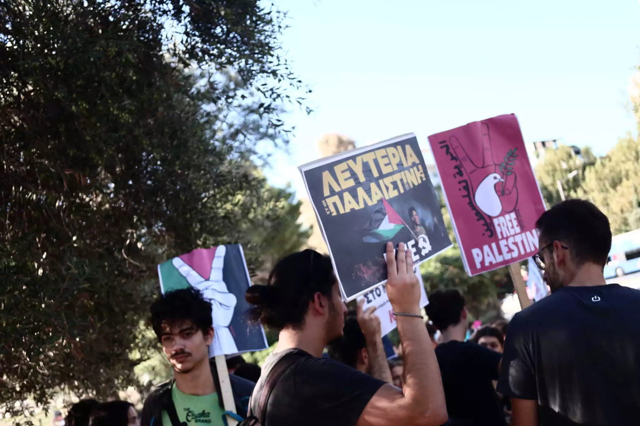 Μέλη της ΚΝΕ πραγματοποίησαν διαμαρτυρία για την Παλαιστίνη στην παρέλαση για την 28η Οκτωβρίου