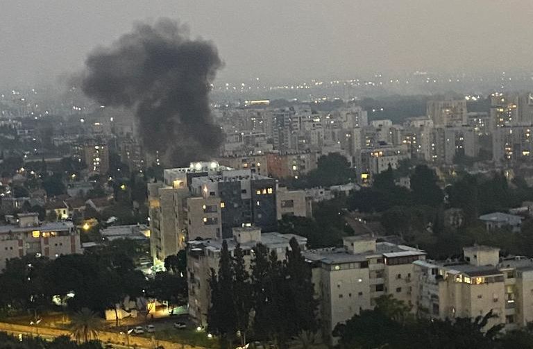 Οι Παλαιστίνιοι εξαπέλυσαν μπαράζ πυραύλων κατά του Τελ Αβίβ – Κτυπήθηκαν κτίρια (φώτο)