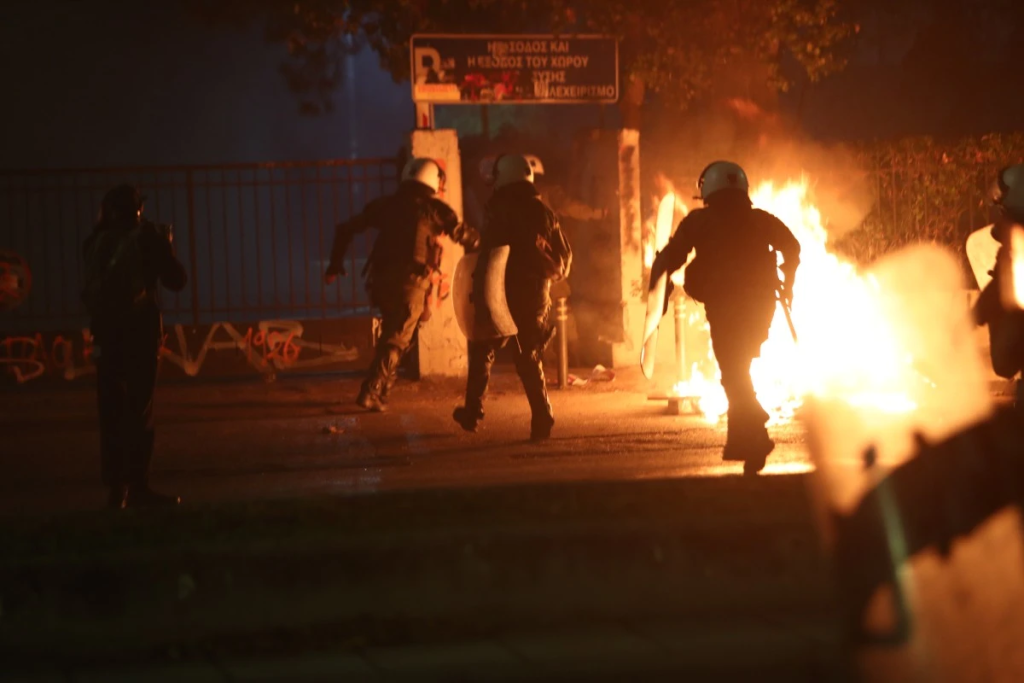 Θεσσαλονίκη: Πέταξαν μπουκάλια και πέτρες σε διμοιρία των ΜΑΤ εντός του ΑΠΘ