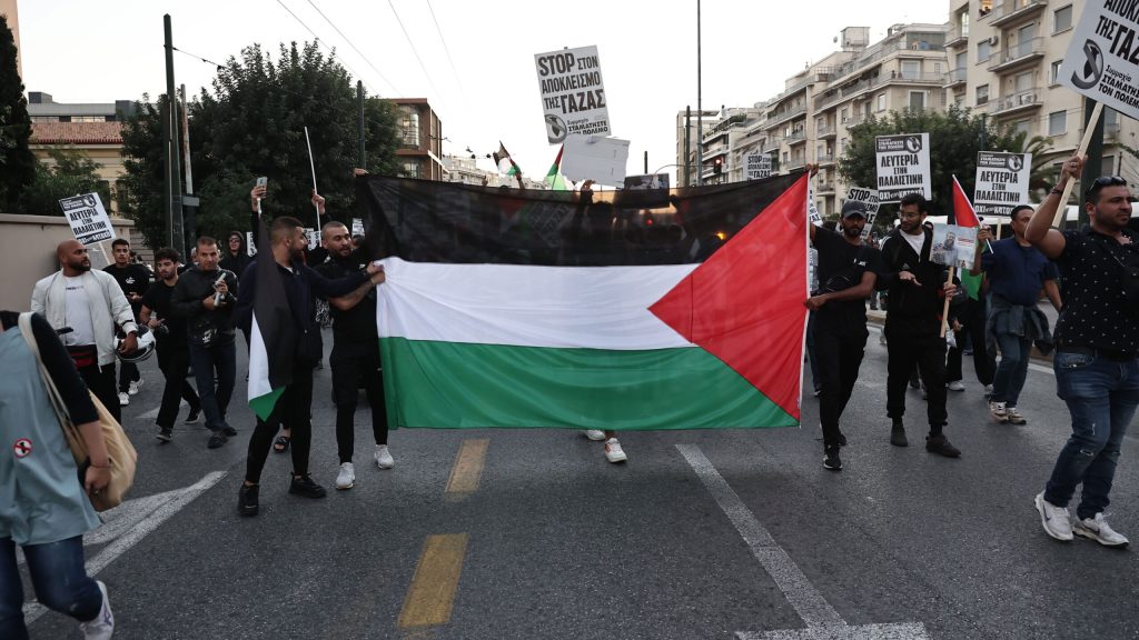 Μεγάλη πορεία στο κέντρο της Αθήνας υπέρ της Παλαιστίνης (βίντεο) (upd)