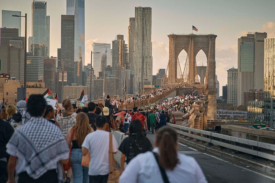 Χιλιάδες φιλοπαλαιστίνιοι διαδηλωτές στους δόμους του Μπρούκλιν για τους βομβαρδισμούς στη Γάζα (φώτο)