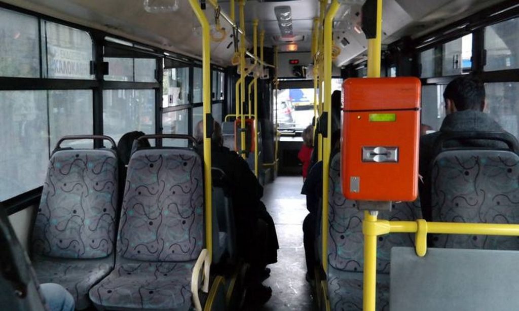 Επίθεση σε λεωφορείο στην Αρτέμιδα: «Έσπαγε το λεωφορείο με μένος και φώναζε ότι θα σκοτώσει κόσμο» λέει ο οδηγός