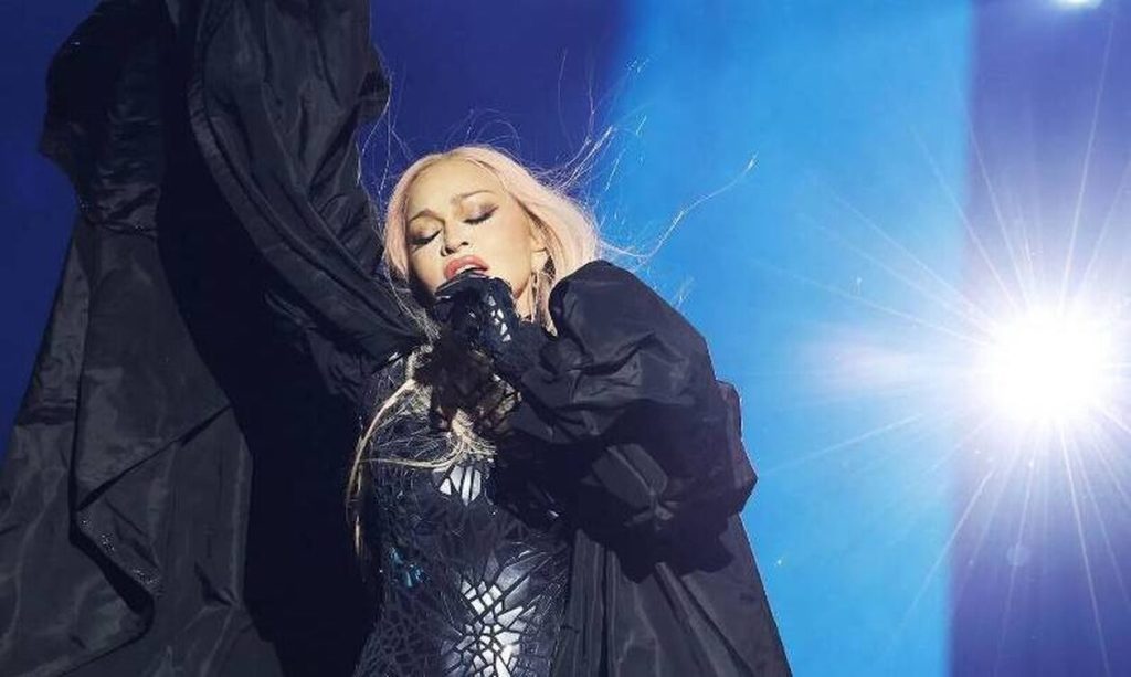 Η Μαντόνα άργησε να ανέβει στη σκηνή τρεις ώρες και προκάλεσε έντονες αντιδράσεις (βίντεο)