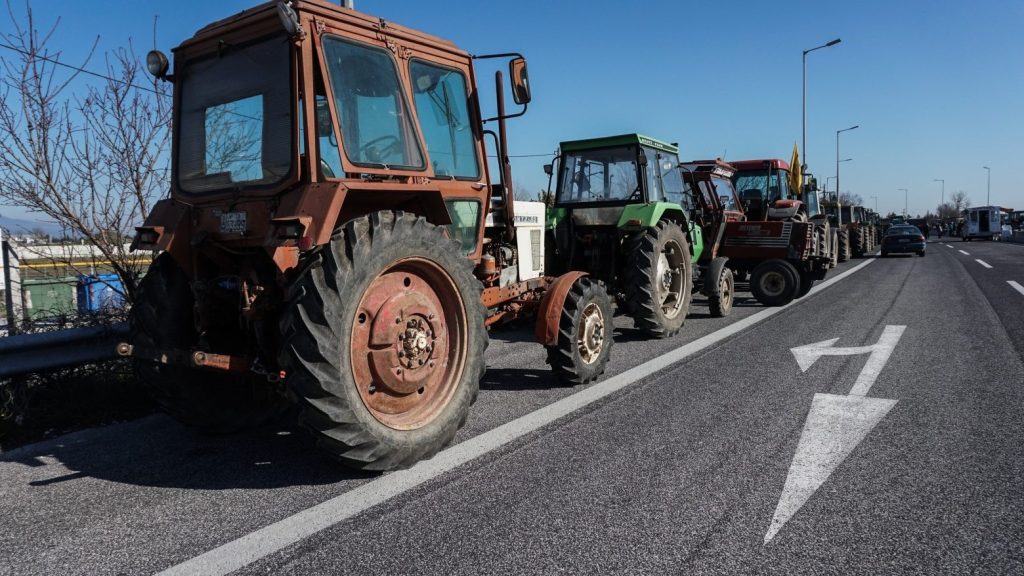 Στους δρόμους με τα τρακτέρ οι αγρότες της Θεσσαλίας – «Υπάρχει σοβαρό θέμα επιβίωσης»
