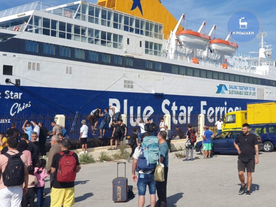 Ρόδος: Αναχωρεί με καθυστέρηση ωρών το «Βlue Σtar Χίος» που εμποδίστηκε από παράνομους αλλοδαπούς