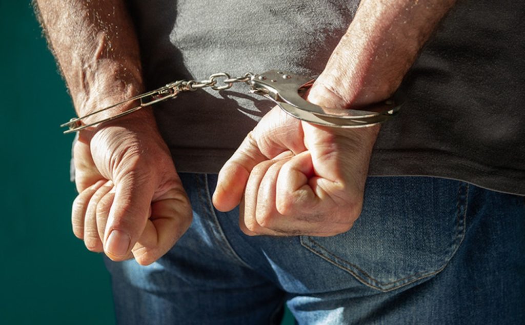 Ηλεία: Συνελήφθη αλλοδαπός που φώναζε «Αλλάχ, Αλλάχ» και μέσα στην τσάντα του είχε μαχαίρια