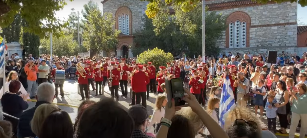 Δείτε βίντεο από την μαθητική παρέλαση στο Χαλάνδρι με τον ύμνο του ΕΑΜ