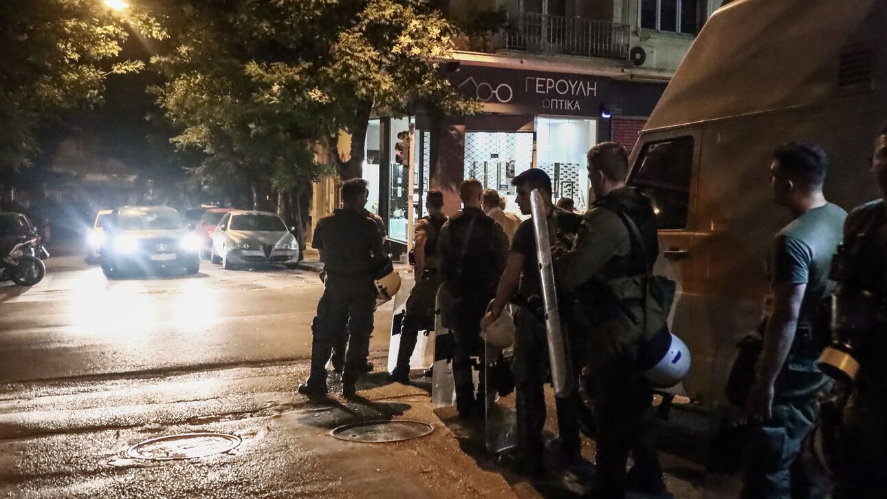 Εξάρχεια: Κουκουλοφόροι επιτέθηκαν τη νύχτα σε αστυνομικούς με πέτρες και μπουκάλια