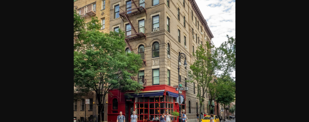 Μάθιου Πέρι: Χιλιάδες θαυμαστές τον αποχαιρετούν με κλάματα έξω από το σπίτι των «Friends» (βίντεο)