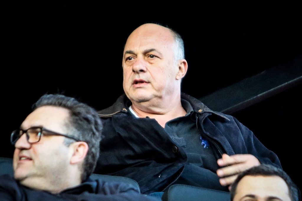 Α.Μπέος σε δημοσιογράφο: «Μια φορά τον μήνα κάνεις μπάνιο» (βίντεο)