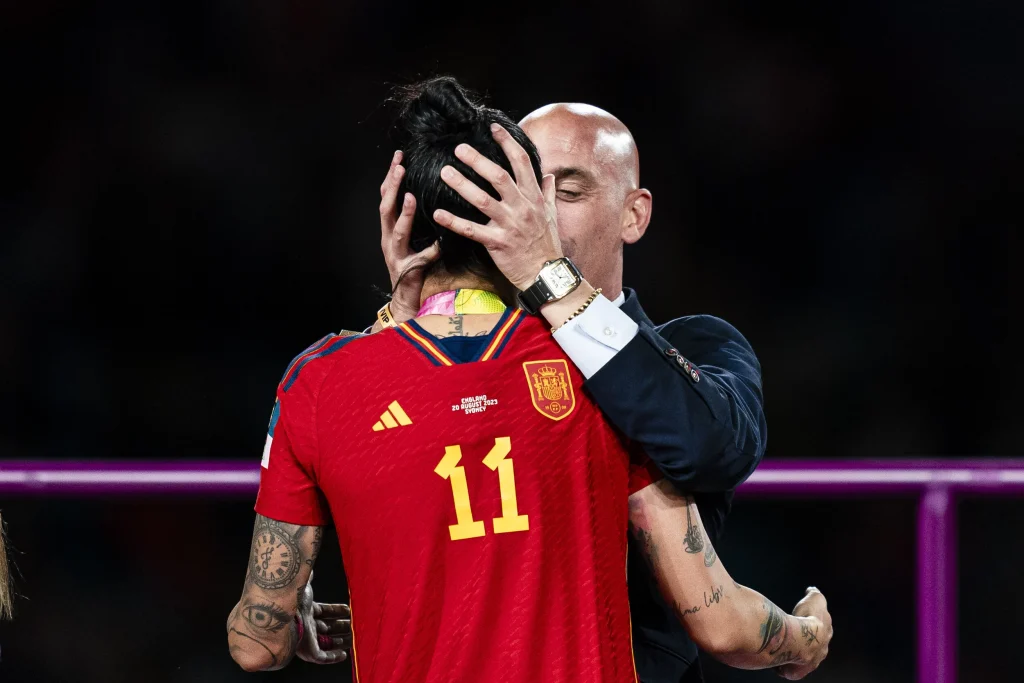 FIFA: Αποκλεισμός 3 χρόνων στον Λ.Ρουμπιάλες για το φιλί στην Τ.Ερμόσο