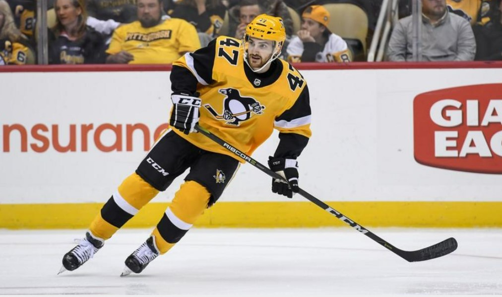 Ο αθλητής του χόκεϊ Άνταμ Τζόνσον πέθανε από το παγοπέδιλο που του έκοψε τον λαιμό μπροστά στα μάτια της συντρόφου του