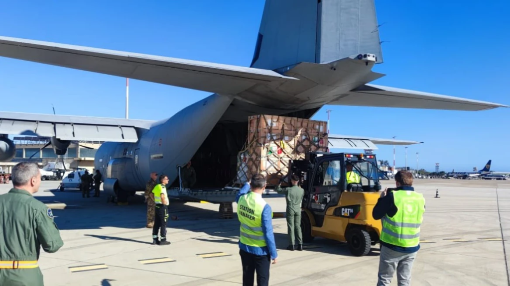 Ιταλία: Το στρατιωτικό αεροσκάφος C-130 μετέφερε ανθρωπιστική βοήθεια στους Παλαιστινίους (φώτο)