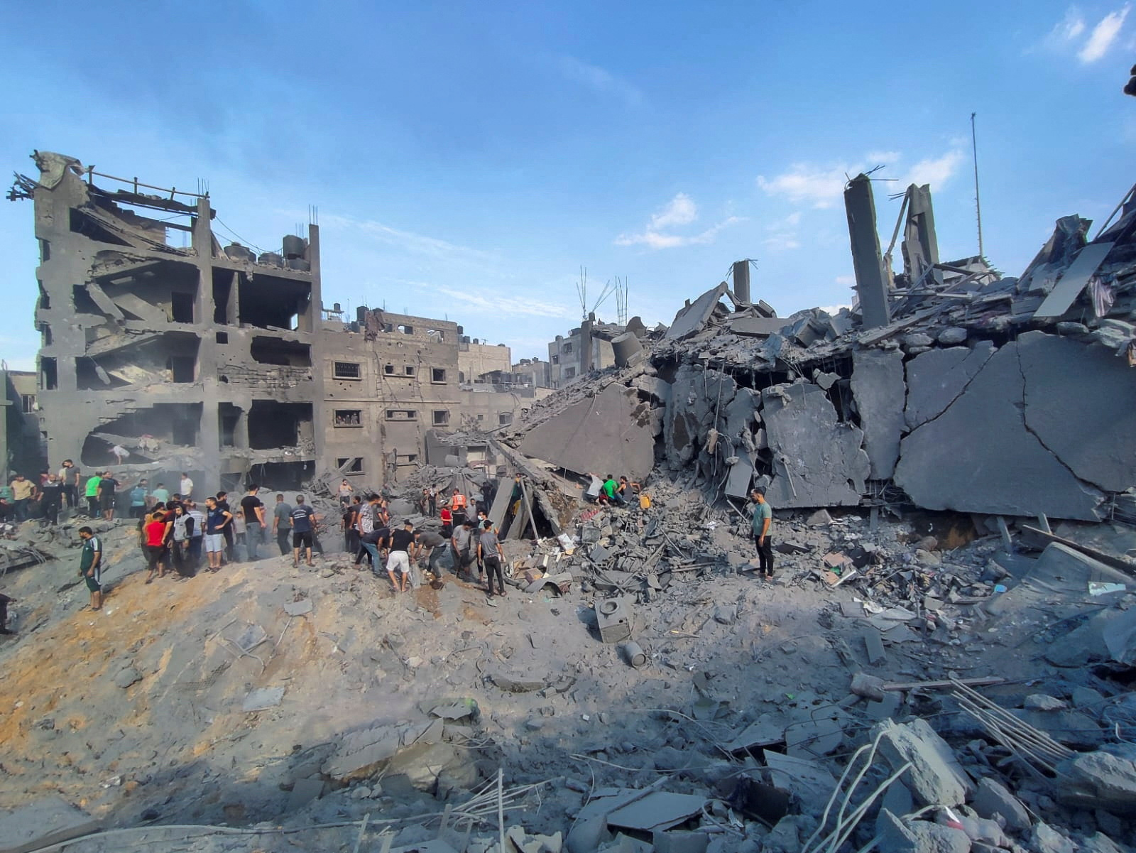 Λωρίδα της Γάζας: Αεροπορική επιδρομή στον προσφυγικό καταυλισμό Τζαμπάλια – Μιλούν για εκατοντάδες τραυματίες