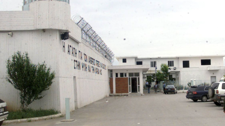 Θεσσαλονίκη: Ένταση έξω από τις φυλακές Διαβατών – Οπαδοί φώναξαν συνθήματα υπέρ των δολοφόνων του Άλκη Καμπανού