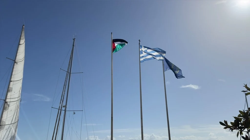 Πρέβεζα: Διαδηλωτές κατέβασαν τη σημαία της ΕΕ και ανέβασαν τη σημαία της Παλαιστίνης έξω από το δημαρχείο
