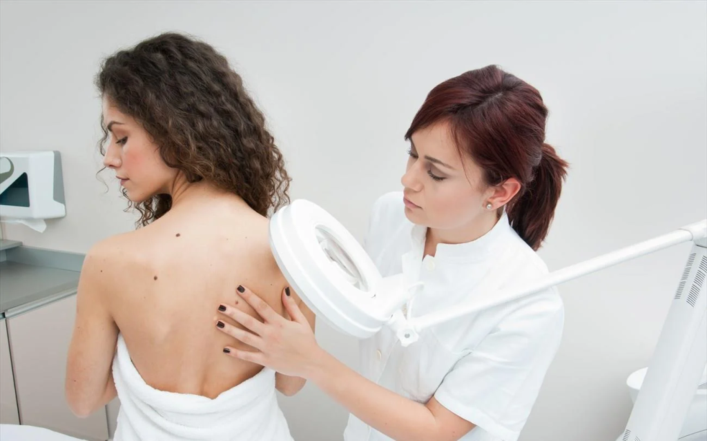 Όλα όσα πρέπει να ξέρετε για την ανάστροφη ακμή: Πώς εκδηλώνεται και πώς να την αντιμετωπίσετε