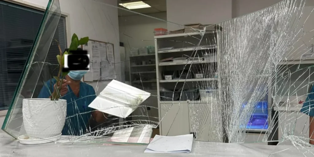 Αγρίνιο: Ασθενής τα έκανε «γυαλιά καρφιά» στα Επείγοντα – Τι καταγγέλλει διασώστης