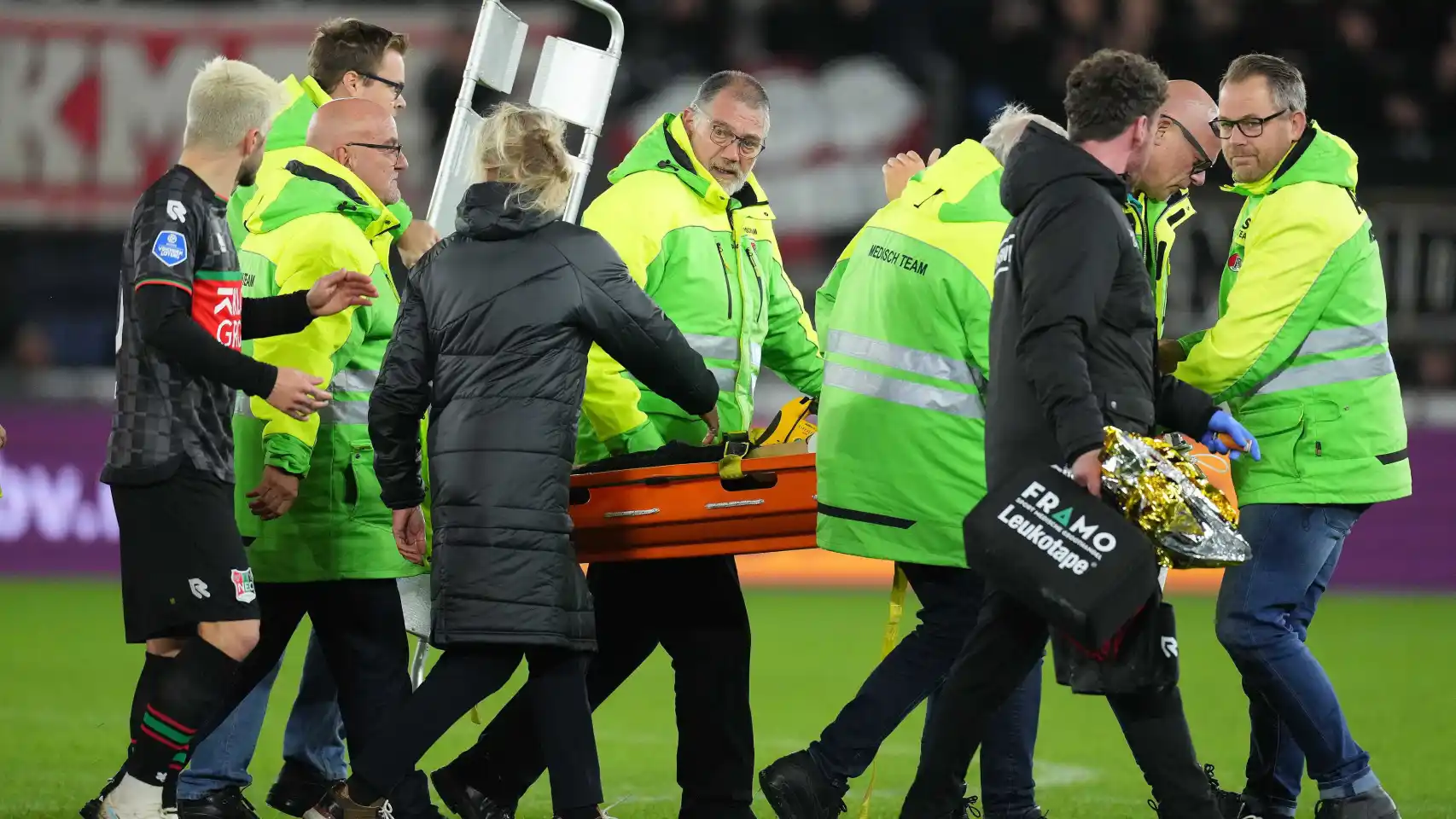 Ο Ολλανδός ποδοσφαιριστής Μ.Ντοστ κατέρρευσε εν ώρα αγώνα – Διαγνώστηκε με μυοκαρδίτιδα (βίντεο)