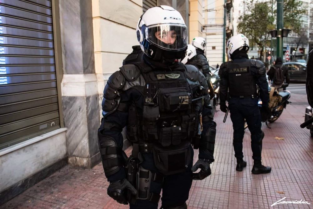 Βίντεο: Αστυνομικοί ξυλοκοπούν συλληφθέντα στην πλατεία Βικτωρίας
