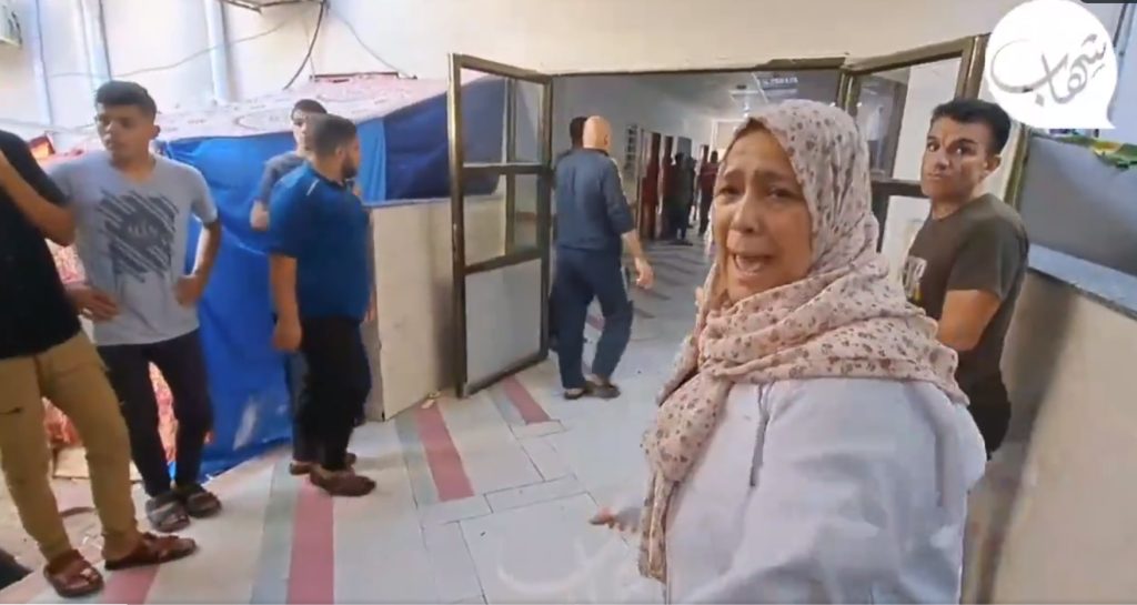 Η στιγμή που γιατρός στη Γάζα καταρρέει βλέποντας τραυματισμένη την κόρη της (βίντεο)