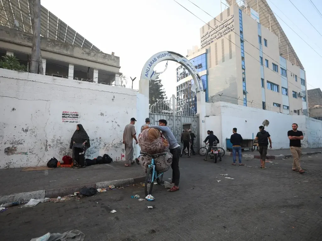 Η ισραηλινή Αεροπορία βομβάρδισε δίπλα σε νοσοκομείο στη Γάζα προκαλώντας ζημιές στο κτίριο (βίντεο)