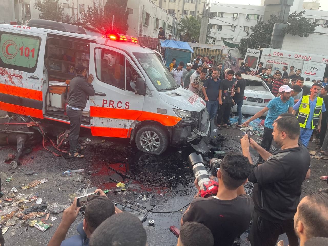 Γάζα: Κτυπήθηκε κομβόι ασθενοφόρων – Πάνω από 70 νεκροί – Ισραήλ: «Μετέφεραν μέλη της Χαμάς» (upd)