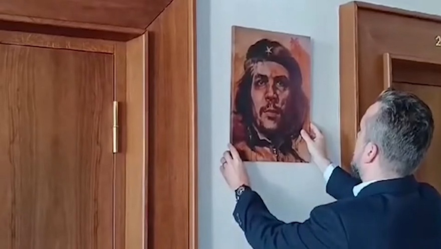 Σάλος στη Σλοβακία με βουλευτή που κατέβασε τη σημαία της ΕΕ και άλλαξε τη φωτογραφία της προέδρου με τον Τσε Γκεβάρα