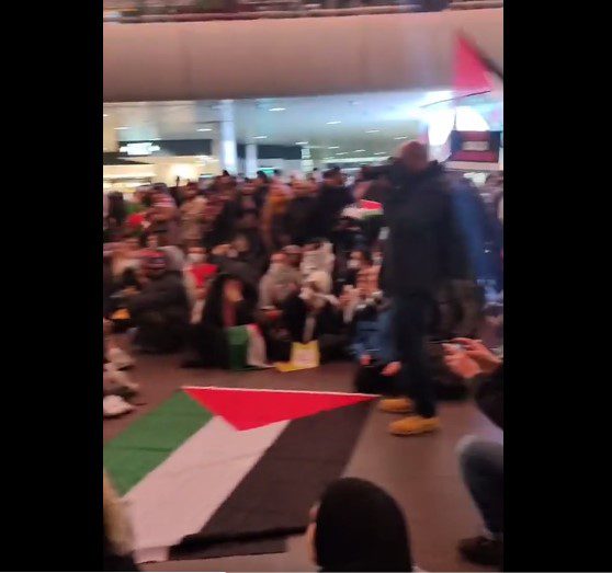 Συγκέντρωση υπέρ της Παλαιστίνης σε μετρό στο Λονδίνο (βίντεο)