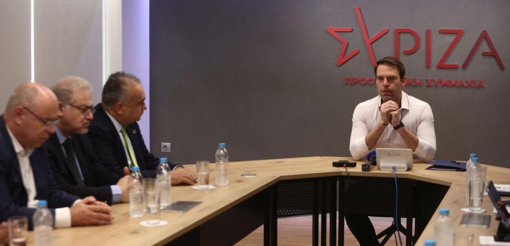 Ο Σ.Κασσελάκης σε «επίθεση φιλίας» προς τους ελεύθερους επαγγελματίες: «Κατά της φορολογικής αλαζονείας του Κ.Μητσοτάκη»