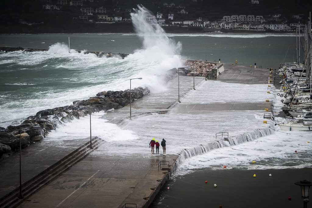 Καιρός: Καταιγίδες, χαλάζι και ισχυροί άνεμοι σήμερα – Με κύματα ακόμα και ύψους 4 μέτρων