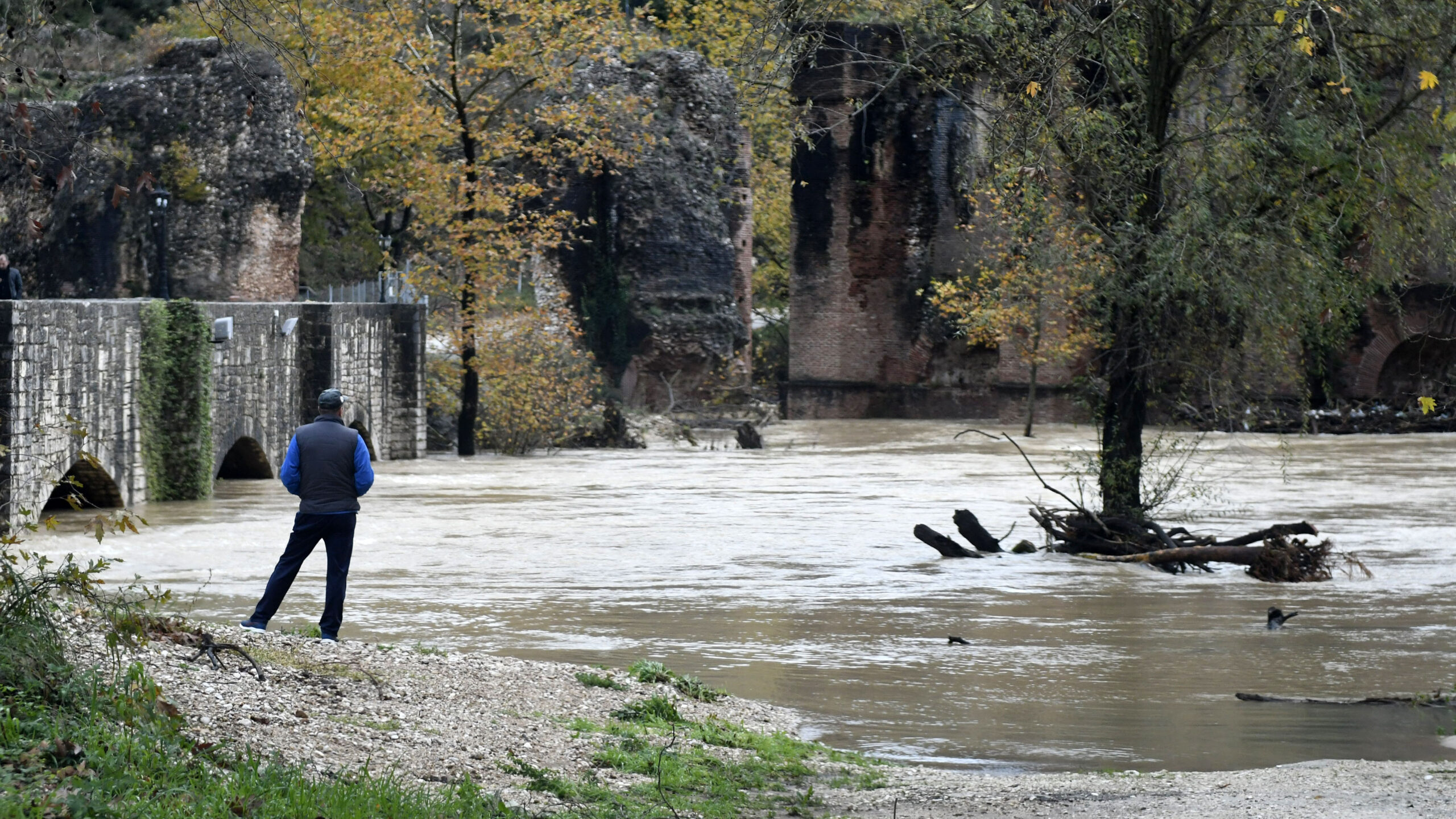 Κακοκαιρία «Π»: Γυναίκα τραυματίστηκε από τζαμαρία που ξηλώθηκε από όροφο πολυκατοικίας