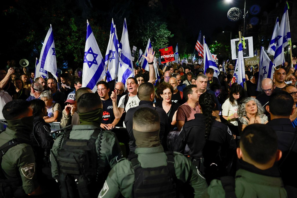 Πλήθος Ισραηλινών διαδήλωσε έξω από το σπίτι του Μ.Νετανιάχου – «Φυλακή τώρα!»