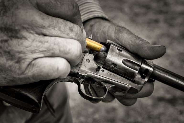 Ηράκλειο: Ηλικιωμένος προσπάθησε να σκοτώσει την πρώην σύζυγό του – Την έσωσε ο γιος τους