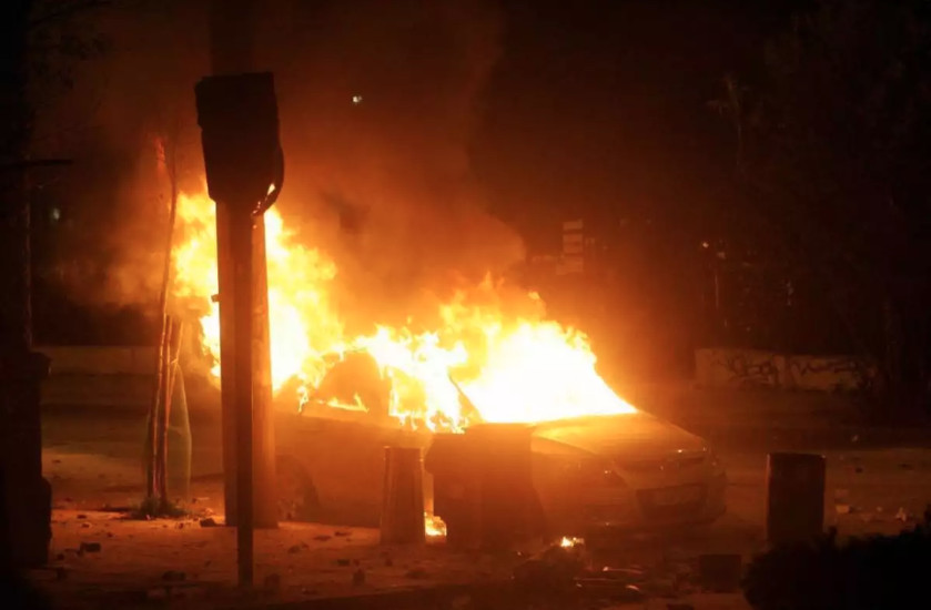 Στις φλόγες τυλίχτηκε αυτοκίνητο στη Νέα Αγχίαλο – Εντοπίστηκε απανθρακωμένη σορός