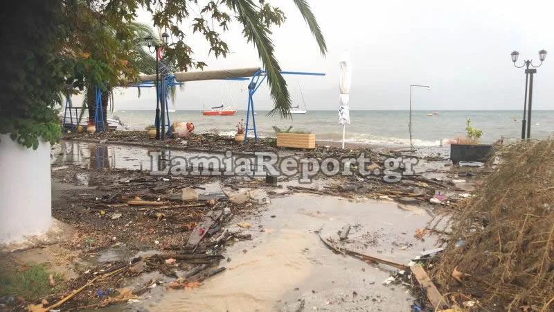 Η κακοκαιρία «σφυροκοπά» τη Φθιώτιδα: Οι άνεμοι έβγαλαν τις βάρκες στη στεριά (φωτο)