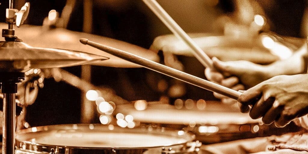 Πέθανε ξαφνικά 40χρονος μουσικός ενώ έπαιζε ντραμς σε μαγαζί στο Μπουρνάζι