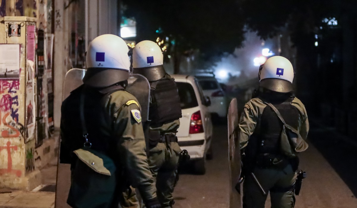 Εξάρχεια: Δύο επιθέσεις αγνώστων με πέτρες και μπουκάλια εναντίον διμοιριών των ΜΑΤ