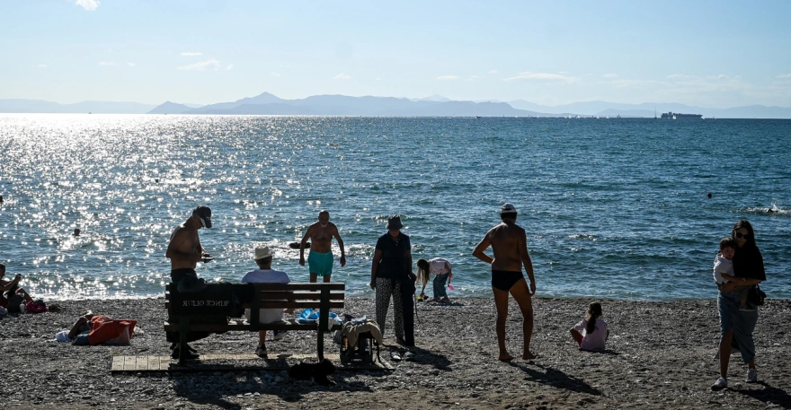 H καλοκαιρία οδήγησε τον κόσμο στην παραλία του Φλοίσβου (φωτο)