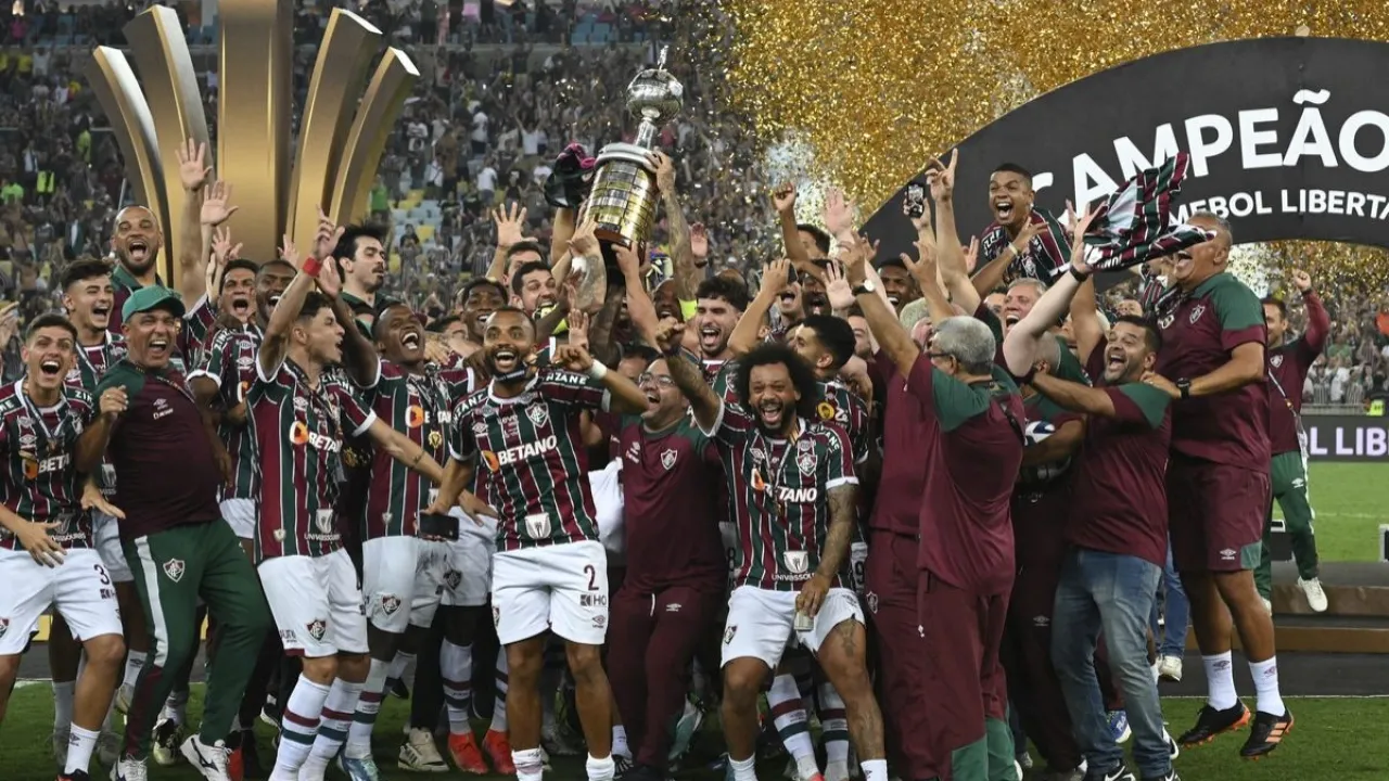 Σκύλος «οπαδός» της Φλουμινένσε πανηγυρίζει για το γκολ κόντρα στην Μπόκα Τζούνιορς (βίντεο)