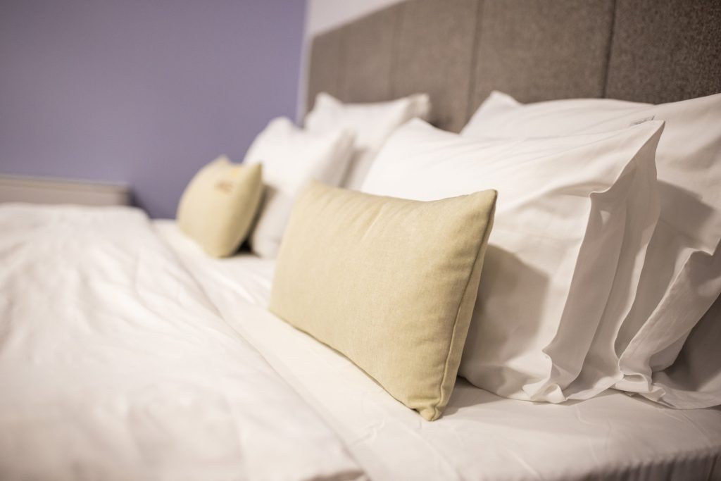 Τρόποι για να καθαρίσουν εύκολα τα κιτρινισμένα μαξιλάρια