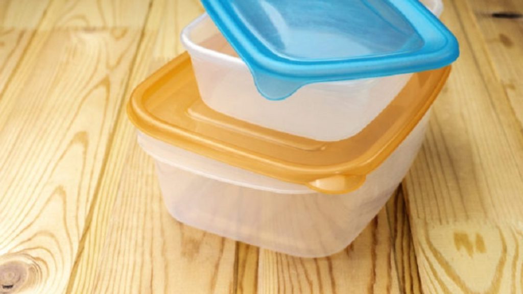 Με αυτό το κολπάκι θα καθαρίζετε πανεύκολα το λάδι από τα πλαστικά δοχεία (βίντεο)