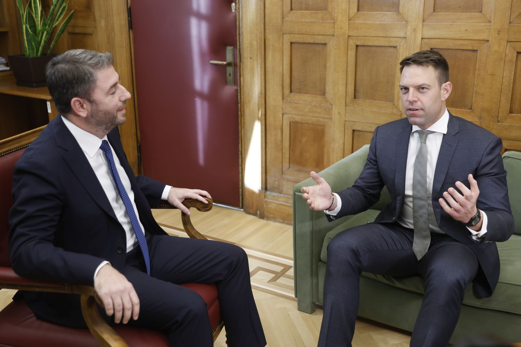 Η συνάντηση Σ.Κασσελάκη-Ν.Ανδρουλάκη και η ατάκα για τον «πράσινο καναπέ»